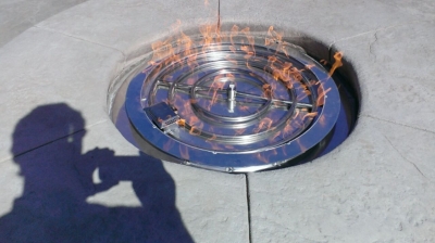 Electronic ignition fireglass fire pit